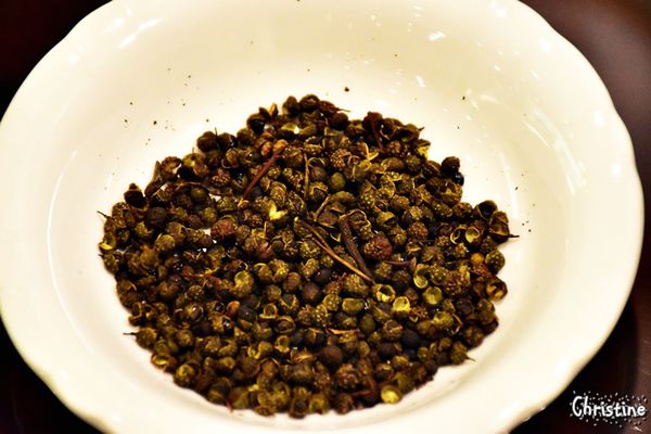 【台北。美食】善導寺站 / 九寨川味精緻麵食館，經典牛肉麵/麻辣麵，好喝的酥麻湯底，澎湃不膩口的滷味拼盤