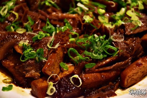 【台北。美食】善導寺站 / 九寨川味精緻麵食館，經典牛肉麵/麻辣麵，好喝的酥麻湯底，澎湃不膩口的滷味拼盤