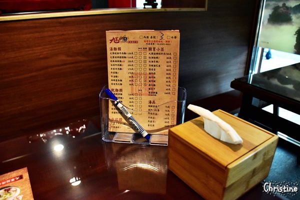 【台北。美食】善導寺站 / 九寨川味精緻麵食館，經典牛肉麵/麻辣麵，好喝的酥麻湯底，澎湃不膩口的滷味拼盤