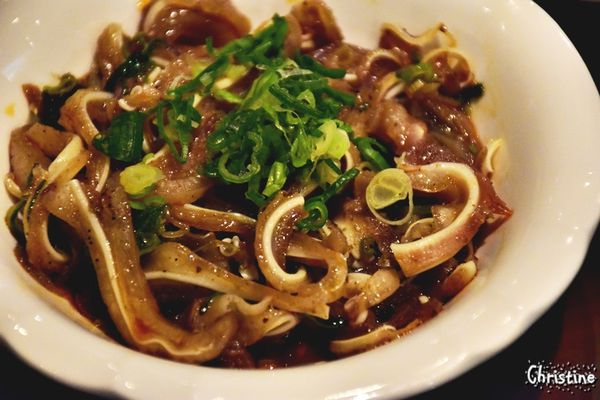 【台北。美食】善導寺站 / 九寨川味精緻麵食館，經典牛肉麵/麻辣麵，好喝的酥麻湯底，澎湃不膩口的滷味拼盤