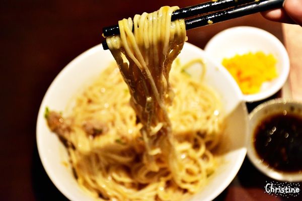 【台北。美食】善導寺站 / 九寨川味精緻麵食館，經典牛肉麵/麻辣麵，好喝的酥麻湯底，澎湃不膩口的滷味拼盤