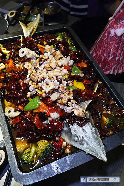 【鼎太極麻辣鍋】超炫女神火熖牛小排。四神獸湯底。台大麻辣鍋。捷運公館站麻辣鍋