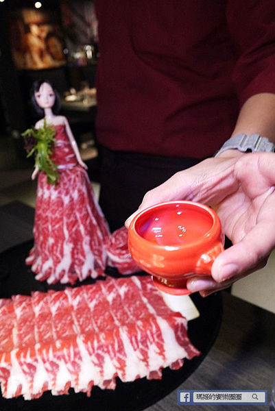 【鼎太極麻辣鍋】超炫女神火熖牛小排。四神獸湯底。台大麻辣鍋。捷運公館站麻辣鍋