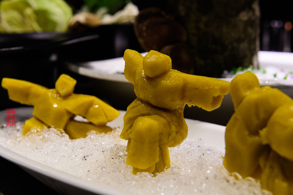 鼎太極麻辣火鍋(原逗鼎頂級麻辣火鍋)：【台北公館|鼎太極麻辣火鍋】就是要浮誇!!!每一道菜都讓人驚嘆 打卡最吸仇恨值的戲劇級鍋物 (愛評體驗團)