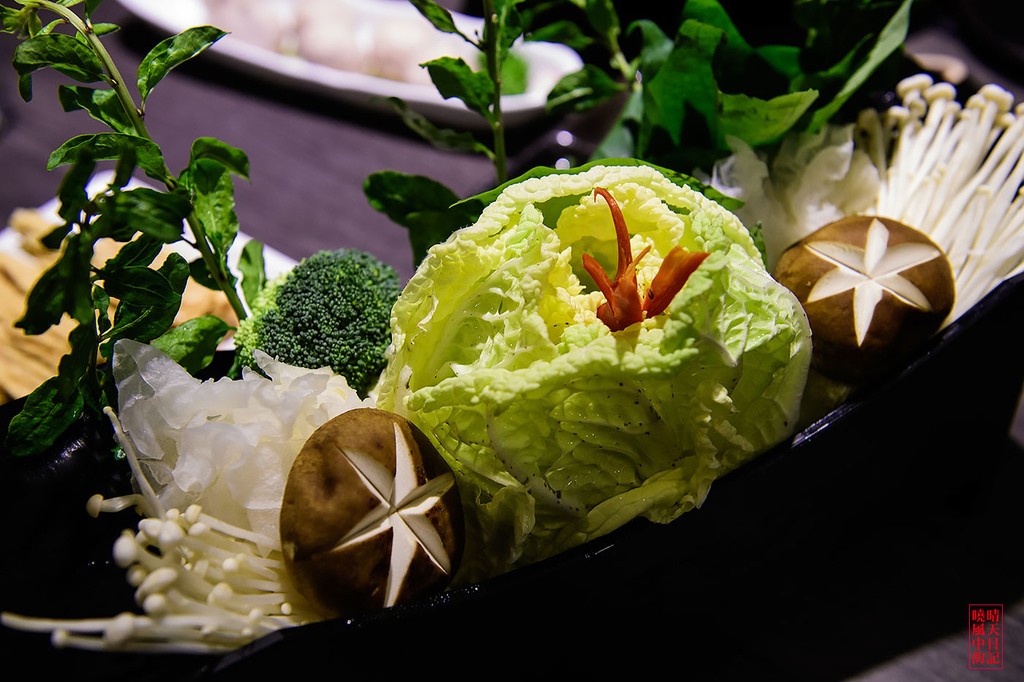 鼎太極麻辣火鍋(原逗鼎頂級麻辣火鍋)：【台北公館|鼎太極麻辣火鍋】就是要浮誇!!!每一道菜都讓人驚嘆 打卡最吸仇恨值的戲劇級鍋物 (愛評體驗團)