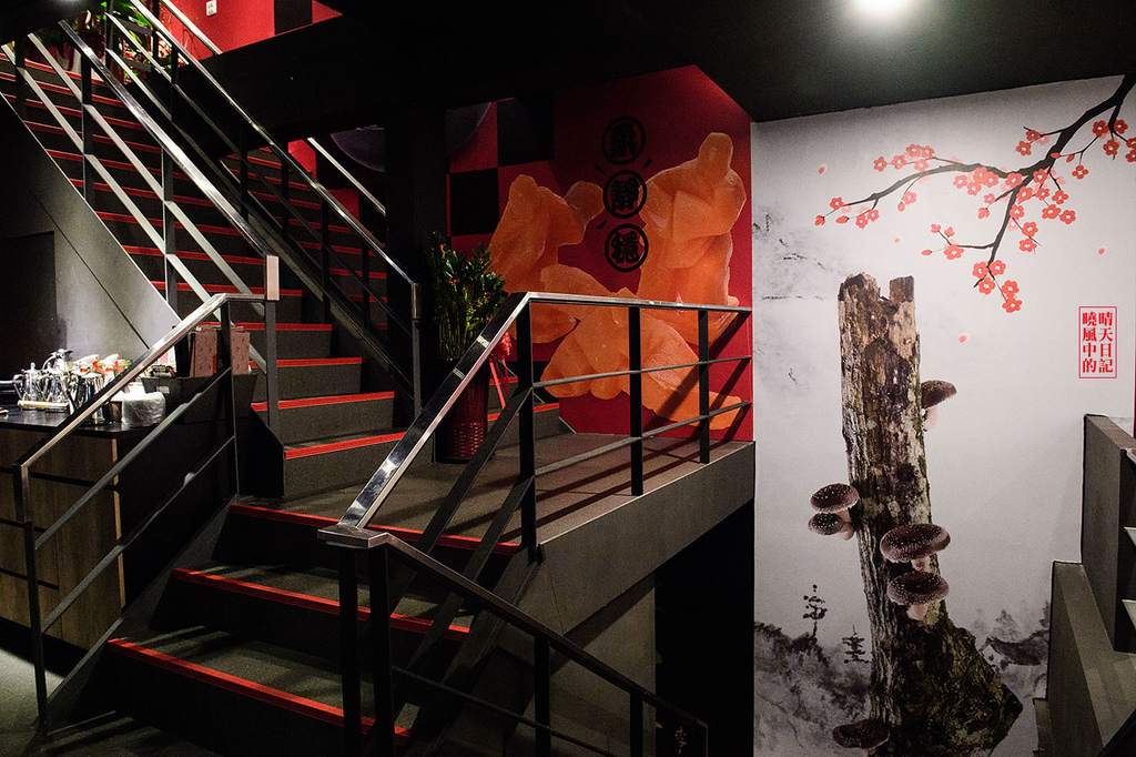 鼎太極麻辣火鍋(原逗鼎頂級麻辣火鍋)：【台北公館|鼎太極麻辣火鍋】就是要浮誇!!!每一道菜都讓人驚嘆 打卡最吸仇恨值的戲劇級鍋物 (愛評體驗團)