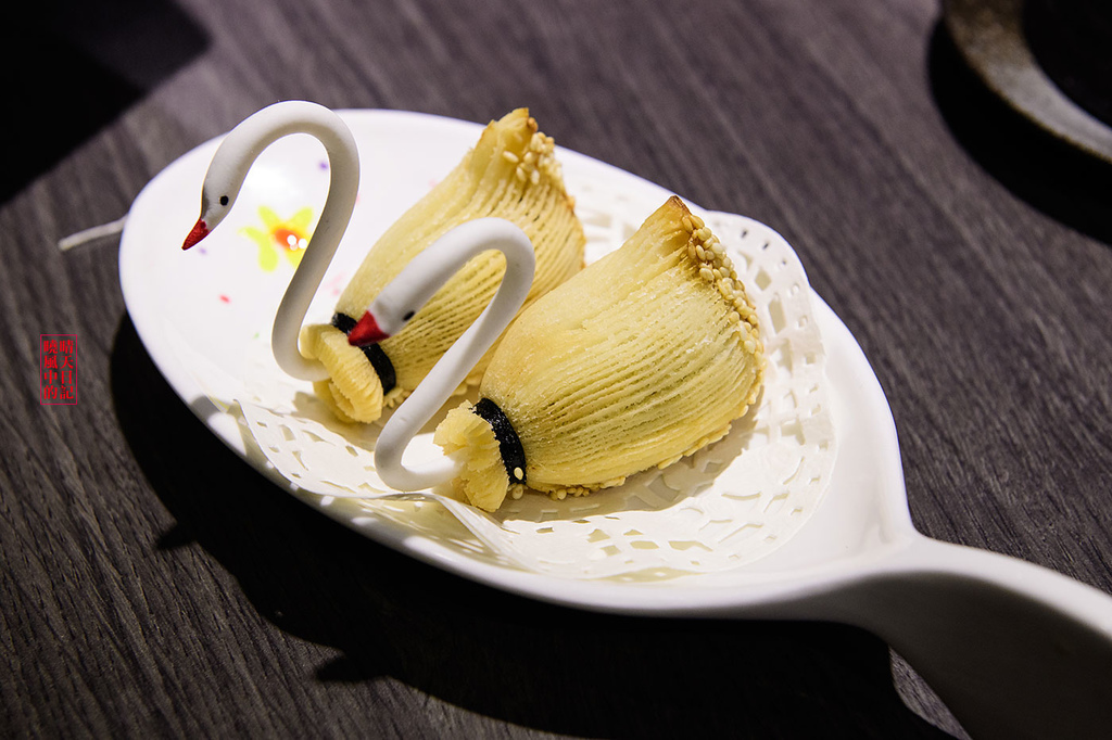 鼎太極麻辣火鍋(原逗鼎頂級麻辣火鍋)：【台北公館|鼎太極麻辣火鍋】就是要浮誇!!!每一道菜都讓人驚嘆 打卡最吸仇恨值的戲劇級鍋物 (愛評體驗團)