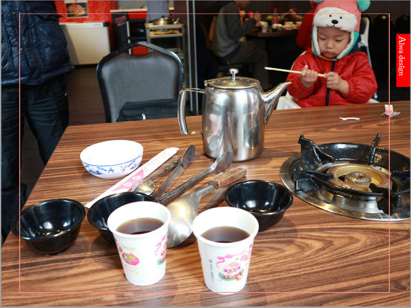 【竹北美食週記】竹北帝一石頭火鍋，自助式火鍋超有趣，獨家口味沙茶醬好香濃！還有免費冰紅茶，平價火鍋-41.jpg