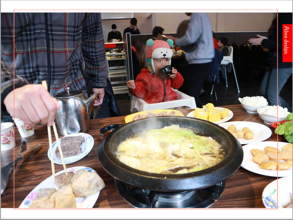 【竹北美食週記】竹北帝一石頭火鍋，自助式火鍋超有趣，獨家口味沙茶醬好香濃！還有免費冰紅茶，平價火鍋-30.jpg