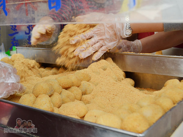 不老麻糬07-裝盒前再灑一次花生粉