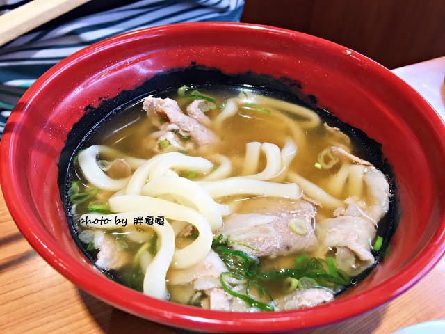 【台中 西屯】くら寿司 藏壽司-台中福科路店⧪⧪⧪巨大日本土藏建築，一盤40元的迴轉壽司，每滿五盤還可以抽扭蛋，有得吃又有得玩，但是甜點勝過壽司😃