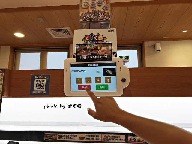 【台中 西屯】くら寿司 藏壽司-台中福科路店⧪⧪⧪巨大日本土藏建築，一盤40元的迴轉壽司，每滿五盤還可以抽扭蛋，有得吃又有得玩，但是甜點勝過壽司😃