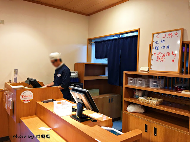 【台中 西屯】くら寿司 藏壽司-台中福科路店⧪⧪⧪巨大日本土藏建築，一盤40元的迴轉壽司，每滿五盤還可以抽扭蛋，有得吃又有得玩，但是甜點勝過壽司😃