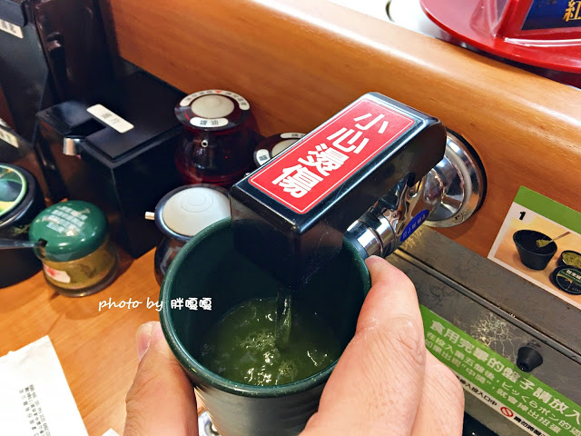 【台中 西屯】くら寿司 藏壽司-台中福科路店⧪⧪⧪巨大日本土藏建築，一盤40元的迴轉壽司，每滿五盤還可以抽扭蛋，有得吃又有得玩，但是甜點勝過壽司😃