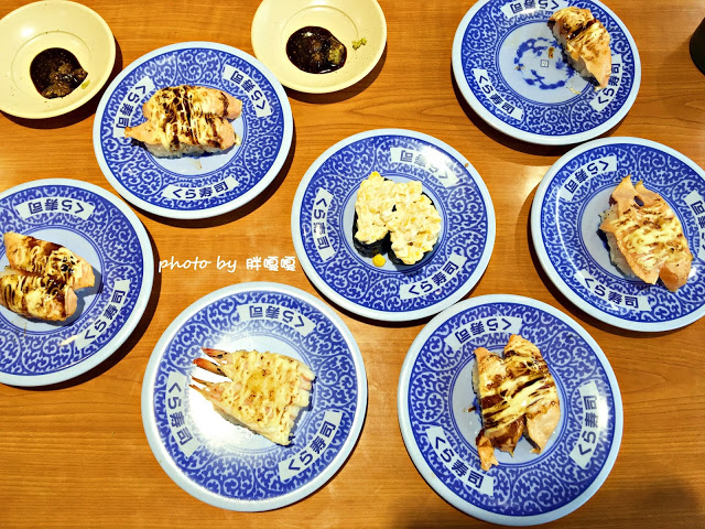 【台中 西屯】くら寿司 藏壽司-台中福科路店⧪⧪⧪巨大日本土藏建築，一盤40元的迴轉壽司，每滿五盤還可以抽扭蛋，有得吃又有得玩，但是甜點勝過壽司😃