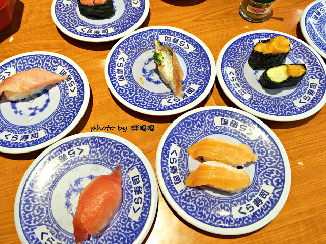 【台中 西屯】くら寿司 藏壽司-台中福科路店⧪⧪⧪巨大日本土藏建築，一盤40元的迴轉壽司，每滿五盤還可以抽扭蛋，有得吃又有得玩，但是甜點勝過壽司😃