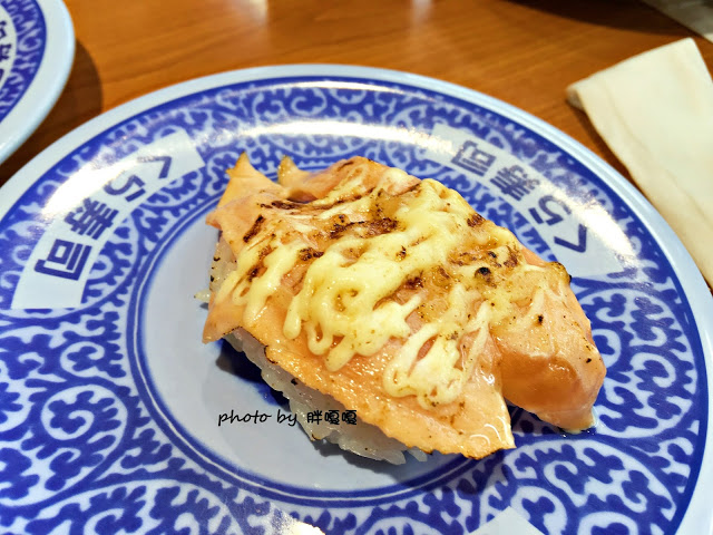 【台中 西屯】くら寿司 藏壽司-台中福科路店⧪⧪⧪巨大日本土藏建築，一盤40元的迴轉壽司，每滿五盤還可以抽扭蛋，有得吃又有得玩，但是甜點勝過壽司😃