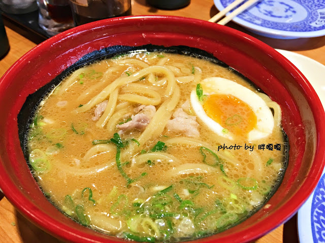 【台中 西屯】くら寿司 藏壽司-台中福科路店⧪⧪⧪巨大日本土藏建築，一盤40元的迴轉壽司，每滿五盤還可以抽扭蛋，有得吃又有得玩，但是甜點勝過壽司😃