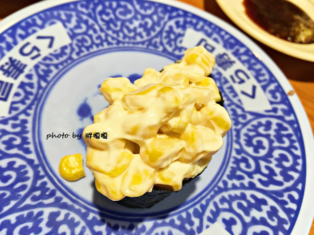 【台中 西屯】くら寿司 藏壽司-台中福科路店⧪⧪⧪巨大日本土藏建築，一盤40元的迴轉壽司，每滿五盤還可以抽扭蛋，有得吃又有得玩，但是甜點勝過壽司😃