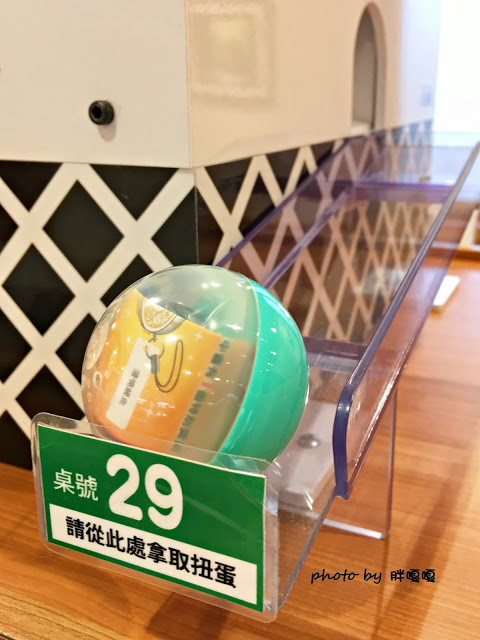 【台中 西屯】くら寿司 藏壽司-台中福科路店⧪⧪⧪巨大日本土藏建築，一盤40元的迴轉壽司，每滿五盤還可以抽扭蛋，有得吃又有得玩，但是甜點勝過壽司😃