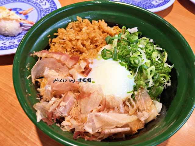 【台中 西屯】くら寿司 藏壽司-台中福科路店⧪⧪⧪巨大日本土藏建築，一盤40元的迴轉壽司，每滿五盤還可以抽扭蛋，有得吃又有得玩，但是甜點勝過壽司😃