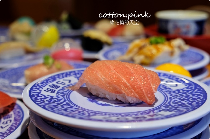 台中壽司控吃起來！藏壽司最新扭蛋萌翻天～拉拉熊變身握壽司太療癒，鮪魚祭系列壽司限時七天！藏壽司訂位連結看這邊