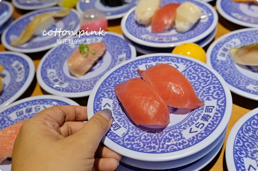 台中壽司控吃起來！藏壽司最新扭蛋萌翻天～拉拉熊變身握壽司太療癒，鮪魚祭系列壽司限時七天！藏壽司訂位連結看這邊