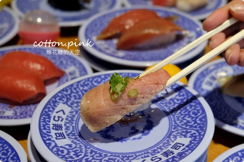 台中壽司控吃起來！藏壽司最新扭蛋萌翻天～拉拉熊變身握壽司太療癒，鮪魚祭系列壽司限時七天！藏壽司訂位連結看這邊