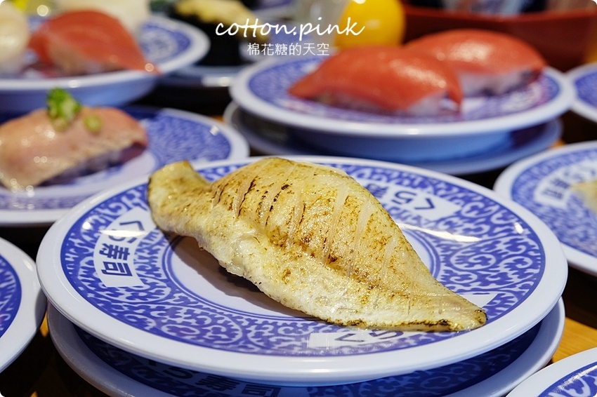 台中壽司控吃起來！藏壽司最新扭蛋萌翻天～拉拉熊變身握壽司太療癒，鮪魚祭系列壽司限時七天！藏壽司訂位連結看這邊