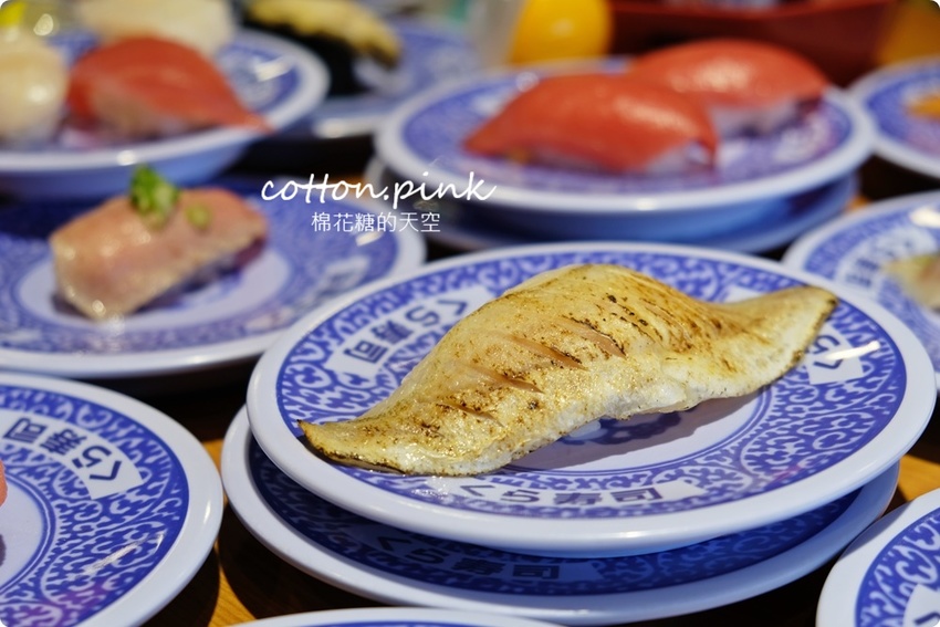 台中壽司控吃起來！藏壽司最新扭蛋萌翻天～拉拉熊變身握壽司太療癒，鮪魚祭系列壽司限時七天！藏壽司訂位連結看這邊