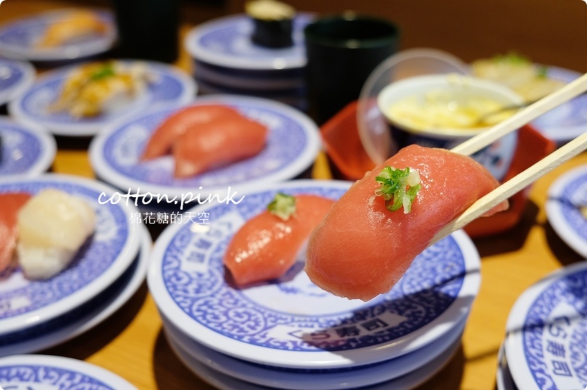 台中壽司控吃起來！藏壽司最新扭蛋萌翻天～拉拉熊變身握壽司太療癒，鮪魚祭系列壽司限時七天！藏壽司訂位連結看這邊