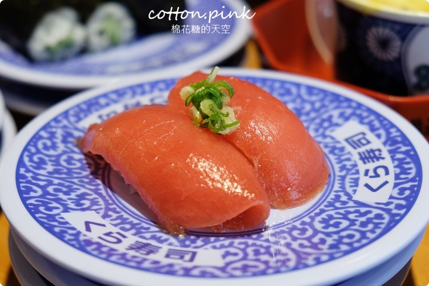 台中壽司控吃起來！藏壽司最新扭蛋萌翻天～拉拉熊變身握壽司太療癒，鮪魚祭系列壽司限時七天！藏壽司訂位連結看這邊