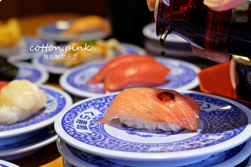 台中壽司控吃起來！藏壽司最新扭蛋萌翻天～拉拉熊變身握壽司太療癒，鮪魚祭系列壽司限時七天！藏壽司訂位連結看這邊