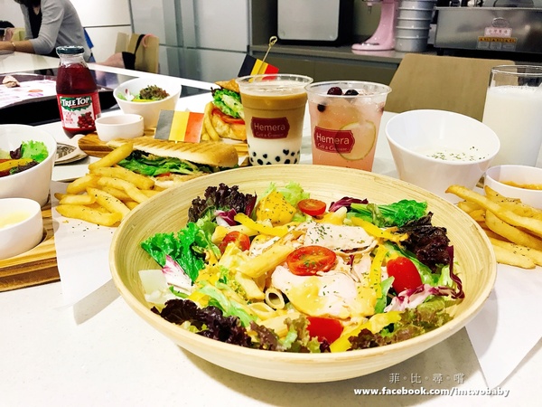 Hemera Cafe:【捷運美食】Hemera Cafe 夏日新品上市 招牌帕尼尼、美味可頌 涮嘴的比利時薯條就是要醬吃 超華麗的漸層飲料讓你hold住時尚! Hemera Cafe:【捷運美食】Hemera Cafe 夏日新品上市 招牌帕尼尼、美味可頌 涮嘴的比利時薯條就是要醬吃 超華麗的漸層飲料讓你hold住時尚!