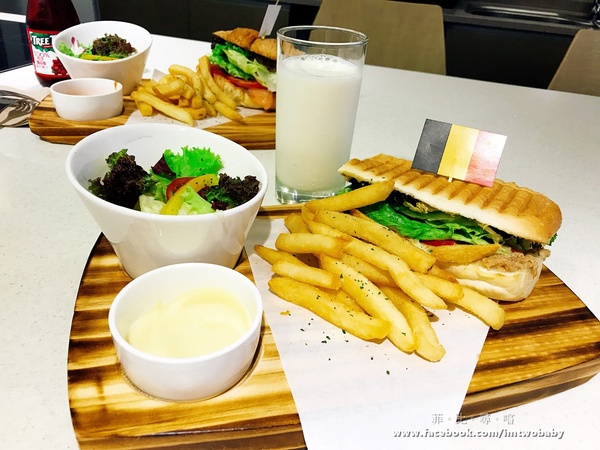 Hemera Cafe:【捷運美食】Hemera Cafe 夏日新品上市 招牌帕尼尼、美味可頌 涮嘴的比利時薯條就是要醬吃 超華麗的漸層飲料讓你hold住時尚! Hemera Cafe:【捷運美食】Hemera Cafe 夏日新品上市 招牌帕尼尼、美味可頌 涮嘴的比利時薯條就是要醬吃 超華麗的漸層飲料讓你hold住時尚!