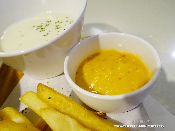 Hemera Cafe:【捷運美食】Hemera Cafe 夏日新品上市 招牌帕尼尼、美味可頌 涮嘴的比利時薯條就是要醬吃 超華麗的漸層飲料讓你hold住時尚! Hemera Cafe:【捷運美食】Hemera Cafe 夏日新品上市 招牌帕尼尼、美味可頌 涮嘴的比利時薯條就是要醬吃 超華麗的漸層飲料讓你hold住時尚!