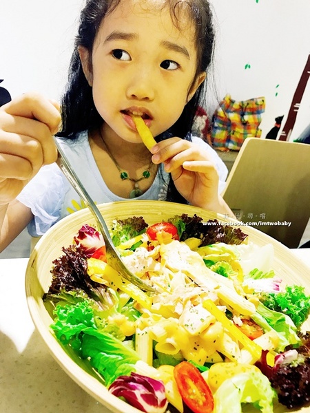 Hemera Cafe:【捷運美食】Hemera Cafe 夏日新品上市 招牌帕尼尼、美味可頌 涮嘴的比利時薯條就是要醬吃 超華麗的漸層飲料讓你hold住時尚! Hemera Cafe:【捷運美食】Hemera Cafe 夏日新品上市 招牌帕尼尼、美味可頌 涮嘴的比利時薯條就是要醬吃 超華麗的漸層飲料讓你hold住時尚!