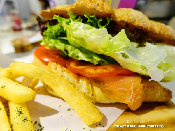 Hemera Cafe:【捷運美食】Hemera Cafe 夏日新品上市 招牌帕尼尼、美味可頌 涮嘴的比利時薯條就是要醬吃 超華麗的漸層飲料讓你hold住時尚! Hemera Cafe:【捷運美食】Hemera Cafe 夏日新品上市 招牌帕尼尼、美味可頌 涮嘴的比利時薯條就是要醬吃 超華麗的漸層飲料讓你hold住時尚!