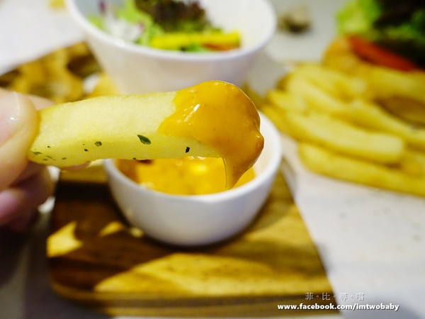 Hemera Cafe:【捷運美食】Hemera Cafe 夏日新品上市 招牌帕尼尼、美味可頌 涮嘴的比利時薯條就是要醬吃 超華麗的漸層飲料讓你hold住時尚! Hemera Cafe:【捷運美食】Hemera Cafe 夏日新品上市 招牌帕尼尼、美味可頌 涮嘴的比利時薯條就是要醬吃 超華麗的漸層飲料讓你hold住時尚!