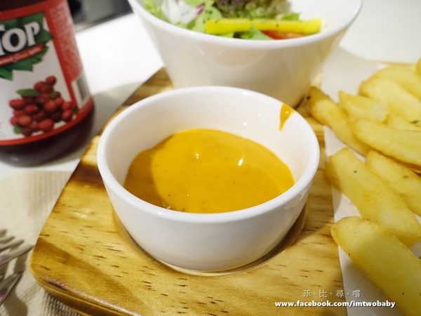 Hemera Cafe:【捷運美食】Hemera Cafe 夏日新品上市 招牌帕尼尼、美味可頌 涮嘴的比利時薯條就是要醬吃 超華麗的漸層飲料讓你hold住時尚! Hemera Cafe:【捷運美食】Hemera Cafe 夏日新品上市 招牌帕尼尼、美味可頌 涮嘴的比利時薯條就是要醬吃 超華麗的漸層飲料讓你hold住時尚!