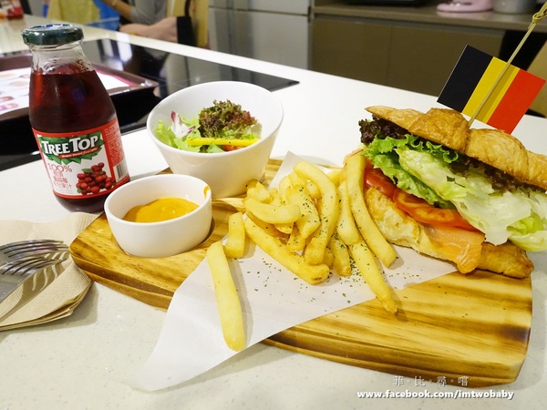 Hemera Cafe:【捷運美食】Hemera Cafe 夏日新品上市 招牌帕尼尼、美味可頌 涮嘴的比利時薯條就是要醬吃 超華麗的漸層飲料讓你hold住時尚! Hemera Cafe:【捷運美食】Hemera Cafe 夏日新品上市 招牌帕尼尼、美味可頌 涮嘴的比利時薯條就是要醬吃 超華麗的漸層飲料讓你hold住時尚!