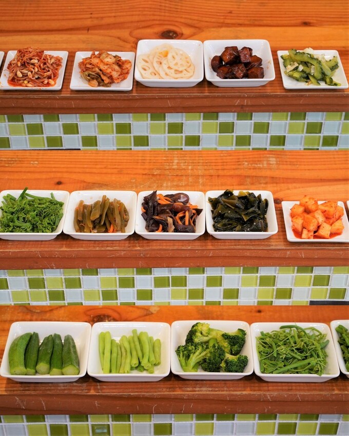 【滋多屋】苗栗竹南平價、大份量餐廳推薦『滋多屋』，主打日式蓋飯&定食，小菜多達14種選擇！加50元就附小菜兩盤+湯品+甜點！超級划算～ - 阿華田的美食日記