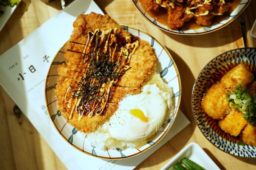 【滋多屋】苗栗竹南平價、大份量餐廳推薦『滋多屋』，主打日式蓋飯&定食，小菜多達14種選擇！加50元就附小菜兩盤+湯品+甜點！超級划算～ - 阿華田的美食日記