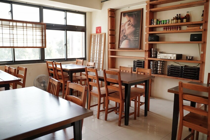 【滋多屋】苗栗竹南平價、大份量餐廳推薦『滋多屋』，主打日式蓋飯&定食，小菜多達14種選擇！加50元就附小菜兩盤+湯品+甜點！超級划算～ - 阿華田的美食日記