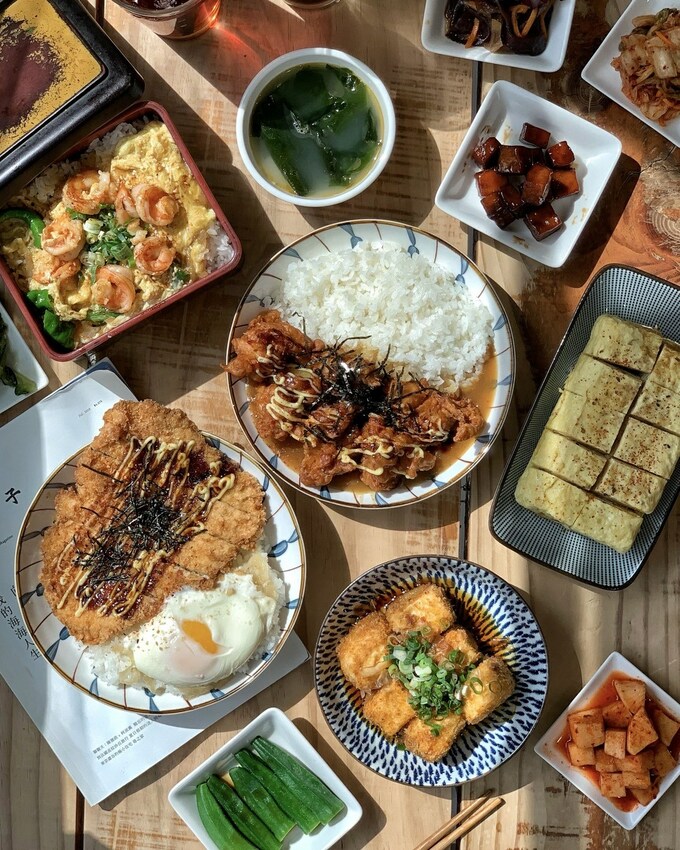 【滋多屋】苗栗竹南平價、大份量餐廳推薦『滋多屋』，主打日式蓋飯&定食，小菜多達14種選擇！加50元就附小菜兩盤+湯品+甜點！超級划算～ - 阿華田的美食日記