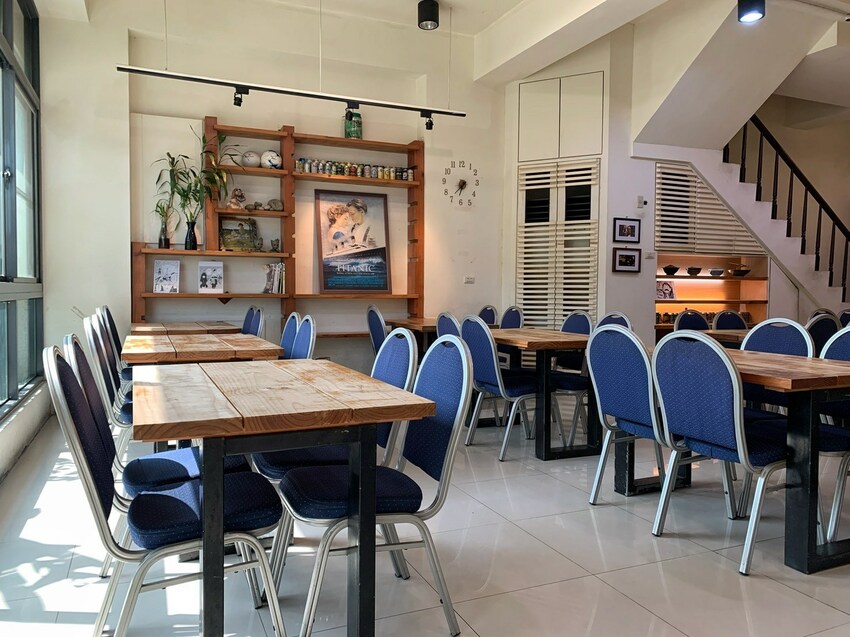 【滋多屋】苗栗竹南平價、大份量餐廳推薦『滋多屋』，主打日式蓋飯&定食，小菜多達14種選擇！加50元就附小菜兩盤+湯品+甜點！超級划算～ - 阿華田的美食日記