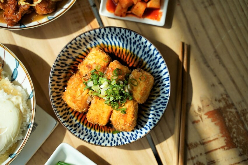 【滋多屋】苗栗竹南平價、大份量餐廳推薦『滋多屋』，主打日式蓋飯&定食，小菜多達14種選擇！加50元就附小菜兩盤+湯品+甜點！超級划算～ - 阿華田的美食日記