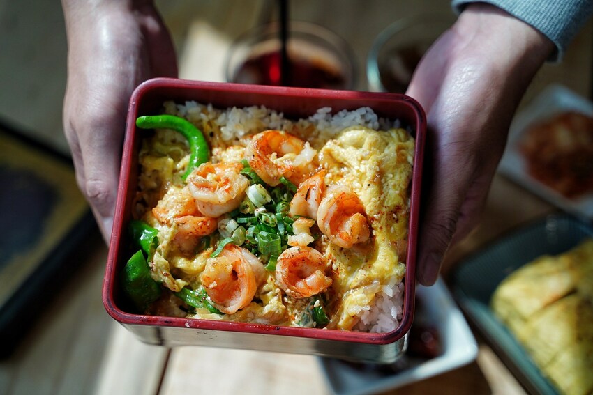 【滋多屋】苗栗竹南平價、大份量餐廳推薦『滋多屋』，主打日式蓋飯&定食，小菜多達14種選擇！加50元就附小菜兩盤+湯品+甜點！超級划算～ - 阿華田的美食日記