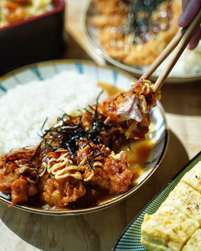 【滋多屋】苗栗竹南平價、大份量餐廳推薦『滋多屋』，主打日式蓋飯&定食，小菜多達14種選擇！加50元就附小菜兩盤+湯品+甜點！超級划算～ - 阿華田的美食日記