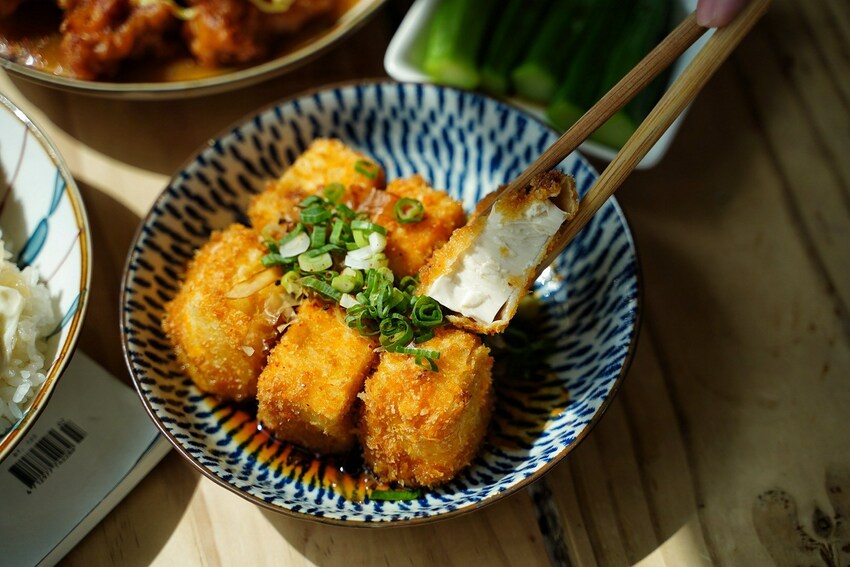 【滋多屋】苗栗竹南平價、大份量餐廳推薦『滋多屋』，主打日式蓋飯&定食，小菜多達14種選擇！加50元就附小菜兩盤+湯品+甜點！超級划算～ - 阿華田的美食日記